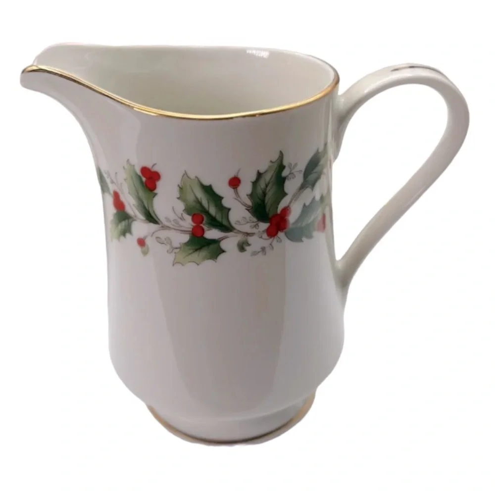 MACY'S All the Trimmings HOLLY‎ 6283 Creamer Made in China